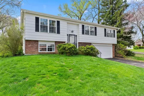 11654 Frontier Dr, Saint Louis, MO 63146