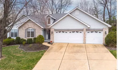 3231 Ridgetop View Dr, Saint Louis, MO 63129