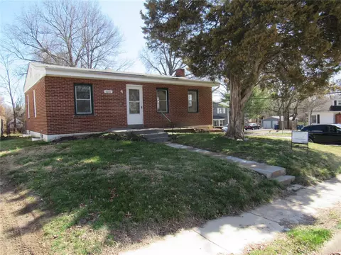 3000 Quiet Ln, Breckenridge Hills, MO 63114