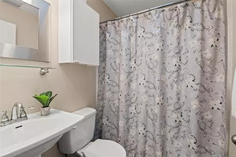 Bath - 223 Victor Ct, Ballwin, MO 63021 photo 2 of 2
