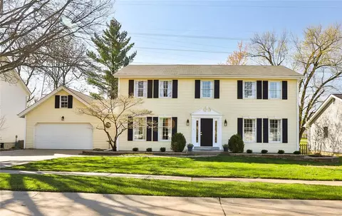 16072 Meadow Oak Dr, Chesterfield, MO 63017