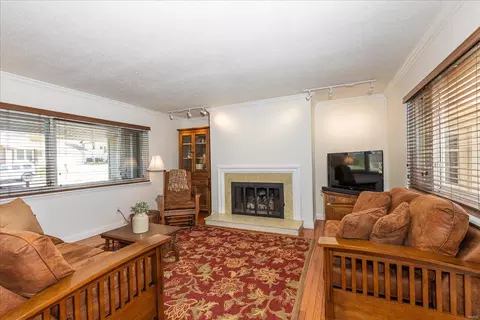 Living - 806 Big Bend Woods Dr, Manchester, MO 63021 photo 1 of 2