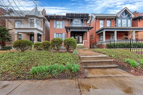 6040 Westminster Pl, Saint Louis, MO 63112