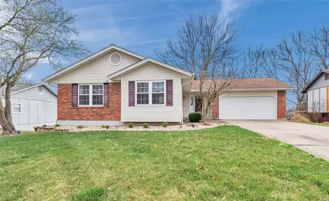 4211 Elkhart Lake Rd, Saint Charles, MO 63304