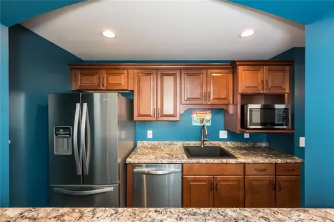 Kitchen - 204 Magnolia Trace Dr, Ballwin, MO 63021 photo 8 of 9
