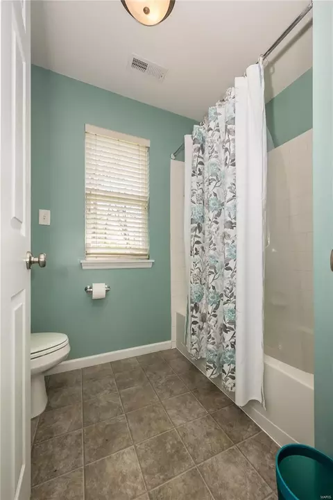 Bath - 204 Magnolia Trace Dr, Ballwin, MO 63021 photo 6 of 7