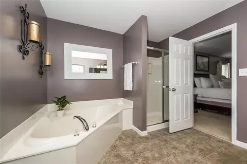 Bath - 204 Magnolia Trace Dr, Ballwin, MO 63021 photo 3 of 7
