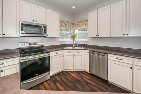 Kitchen - 204 Magnolia Trace Dr, Ballwin, MO 63021 photo 5 of 9