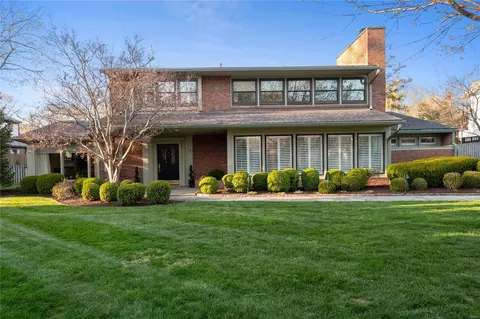 3 Hacienda Dr, Ladue, MO 63124