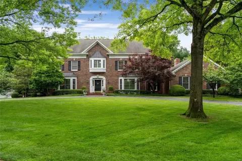 422 Rolling View Rd, Creve Coeur, MO 63141