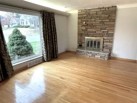 2 Hanley Downs, Saint Louis, MO 63117 photo 9