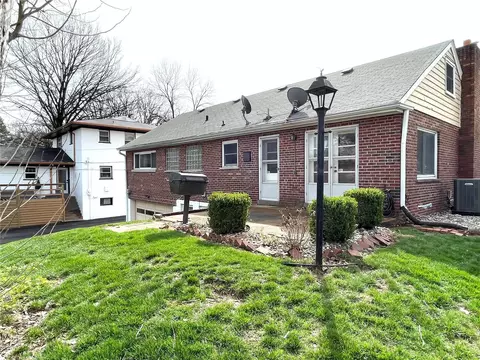 2 Hanley Downs, Saint Louis, MO 63117 photo 2