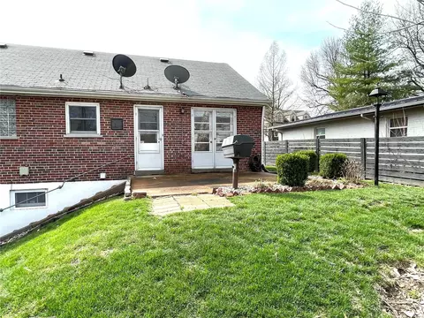 2 Hanley Downs, Saint Louis, MO 63117 photo 12