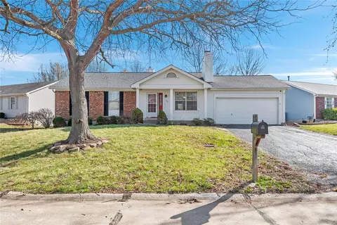 123 Walnut Hill Dr, Saint Charles, MO 63304