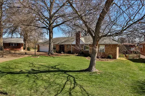 38 Montague Ct, Saint Louis, MO 63123