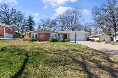 9431 Oakwood Manor Ln, Saint Louis, MO 63126