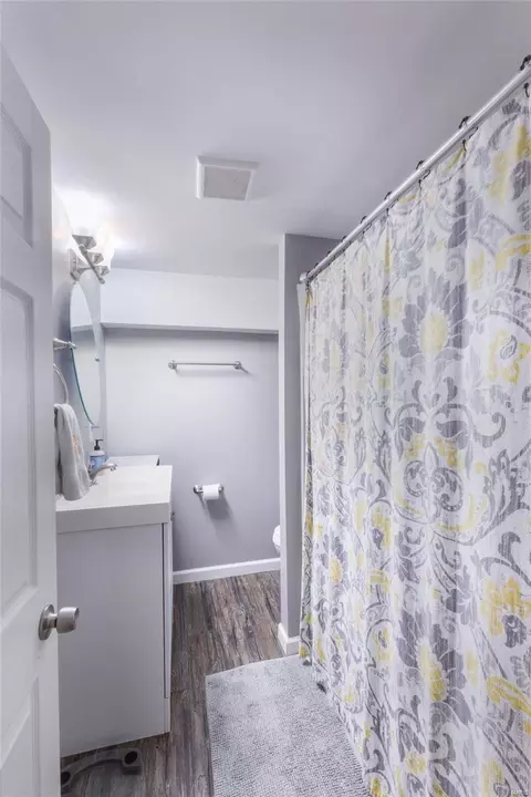 Bath - 9501 Koerber Ln, Affton, MO 63123 photo 2 of 2