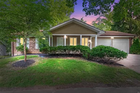 1767 Edgebriar Ln, Saint Louis, MO 63138