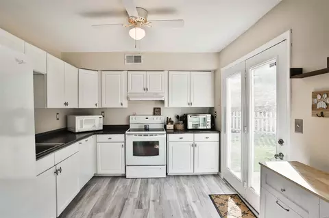 Kitchen - 415 Briarhill Dr, Ballwin, MO 63021 photo 3 of 4