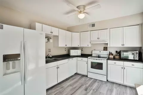 Kitchen - 415 Briarhill Dr, Ballwin, MO 63021 photo 2 of 4
