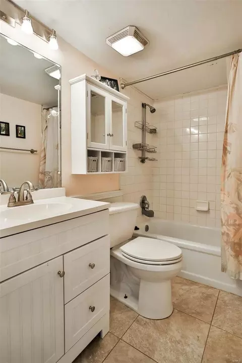 Bath - 415 Briarhill Dr, Ballwin, MO 63021 photo 4 of 4