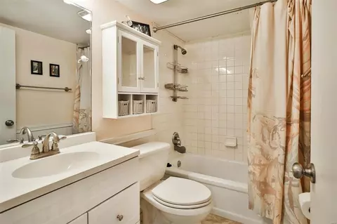 Bath - 415 Briarhill Dr, Ballwin, MO 63021 photo 3 of 4