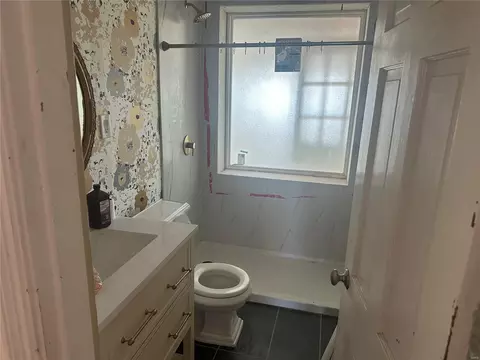 Bath - 16 Hanley Downs, Saint Louis, MO 63117 photo 1 of 3