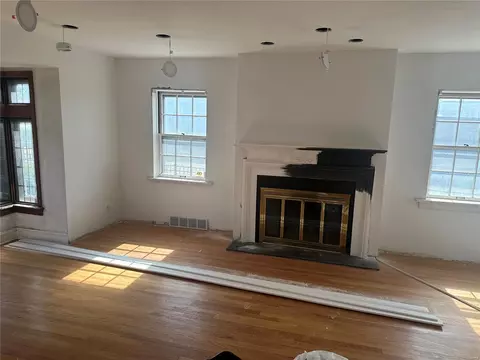 Living - 16 Hanley Downs, Saint Louis, MO 63117 photo 1 of 2