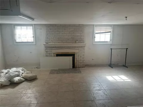 Living - 16 Hanley Downs, Saint Louis, MO 63117 photo 2 of 2