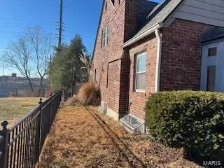 Exterior - 16 Hanley Downs, Saint Louis, MO 63117 photo 2 of 7