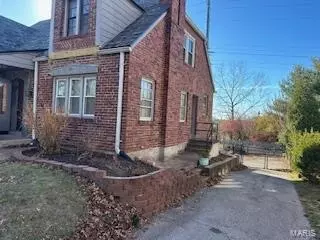 Exterior - 16 Hanley Downs, Saint Louis, MO 63117 photo 4 of 7