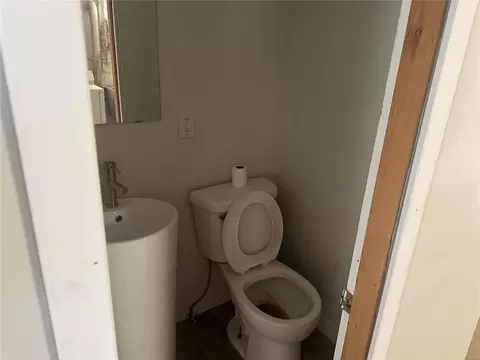 Bath - 16 Hanley Downs, Saint Louis, MO 63117 photo 2 of 3