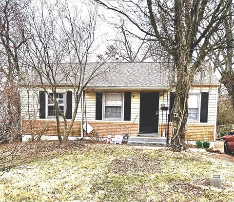424 Caithness Rd, Saint Louis, MO 63137