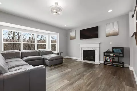 Living - 5008 Eagle Wing Ct, Eureka, MO 63025 photo 1 of 2