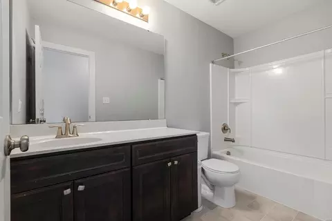 Bath - 5008 Eagle Wing Ct, Eureka, MO 63025 photo 4 of 5