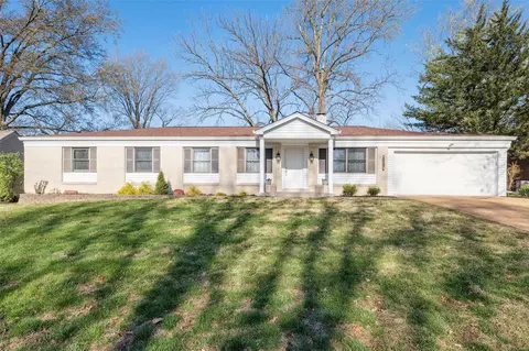 779 Aramis Dr, Creve Coeur, MO 63141
