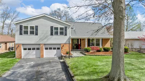 4 Laurelwood Ct, Saint Louis, MO 63146