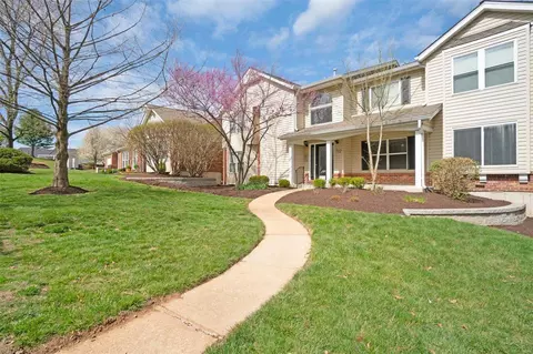 712 Woodside Trails Dr #102, Ballwin, MO 63021