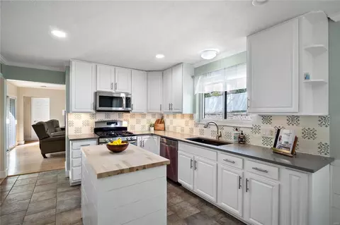 Kitchen - 7 Grellnor Pl, Manchester, MO 63011 photo 2 of 2