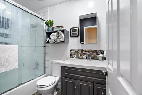 Bath - 7 Grellnor Pl, Manchester, MO 63011 photo 1 of 2