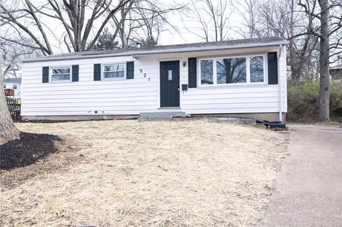 921 Clearfield Dr, Saint Louis, MO 63135