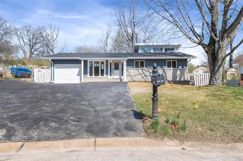 10901 Hampshire Manor Ct, Saint Louis, MO 63123