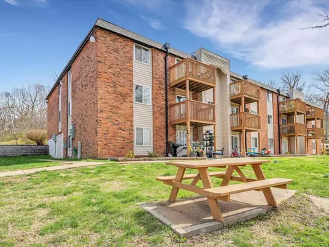 2844 Blackforest Dr #C, Saint Louis, MO 63129