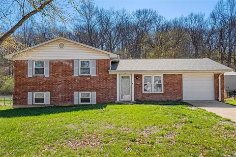 74 May Valley Ln, Fenton, MO 63026