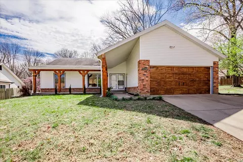 12260 Foxpoint Dr, Maryland Heights, MO 63043