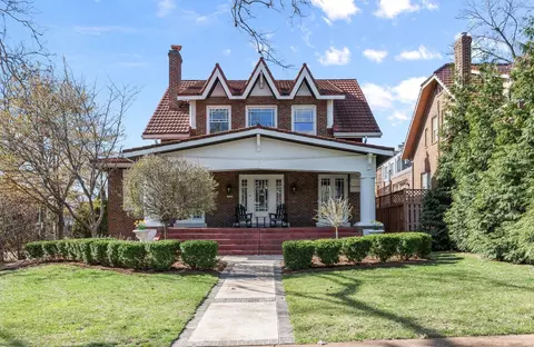 7700 Country Club Ct, Clayton, MO 63105