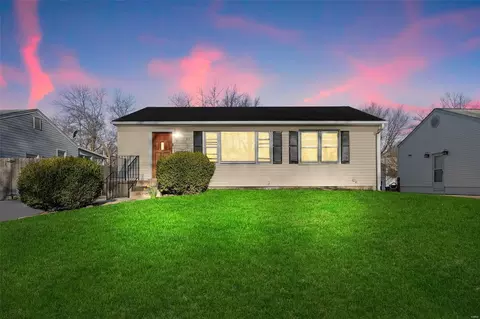 95 La Venta Dr, Florissant, MO 63031
