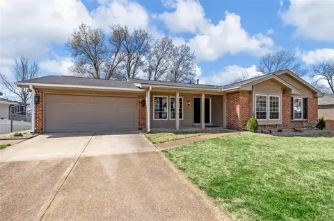 1015 Julianna Dr, Ballwin, MO 63011