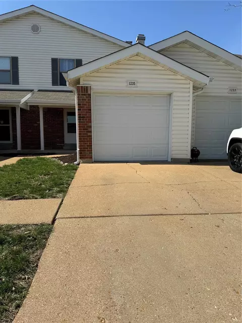 1235 Cliffridge Ln, Valley Park, MO 63088