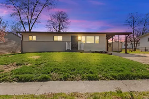 450 Skylark Dr, Florissant, MO 63031
